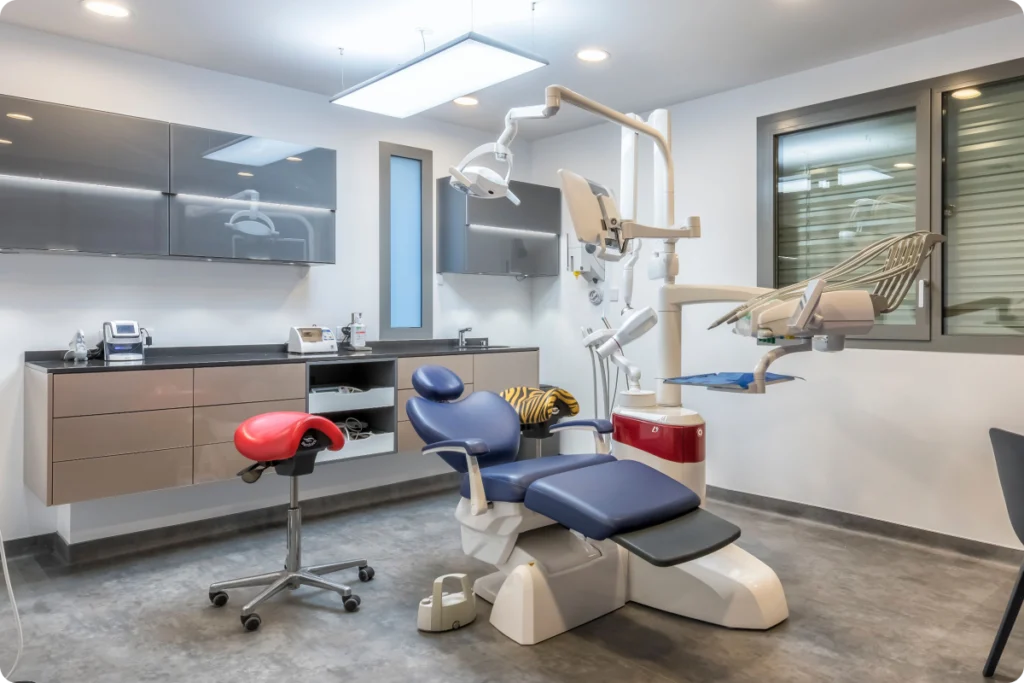 ecran fauteuil dentaire implant Dentiste à Manosque Dentistes à Château-Arnoux-Saint-Auban